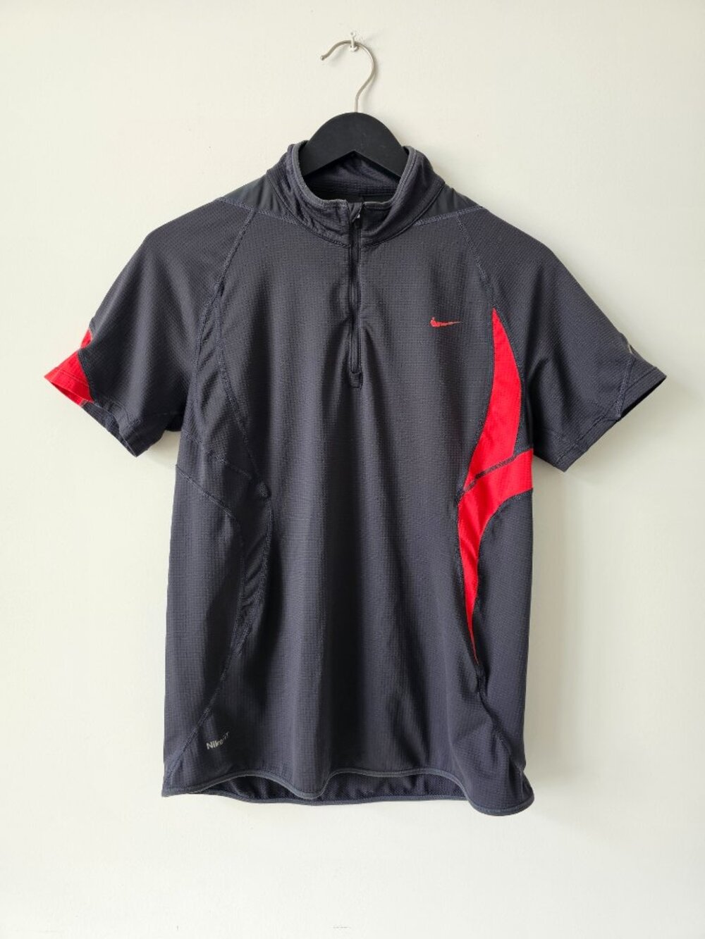 Nike Fit Grey Red Short Sleeve 1/4 Zip T-Shirt Men's Medium w/Back Zip Pocket